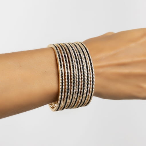 BRACELETE TRÊS FILEIRAS CRAVEJADAS PRETO E BRANCO BANHADA A OURO