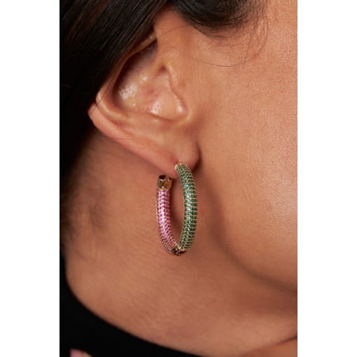 ARGOLA OVAL COM ZIRCÔNIAS VERDES E MARSALA BANHADA A OURO