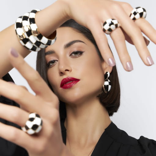 BRINCO PÊNDULO OVAL ESMALTADO XADREZ BANHADO A OURO