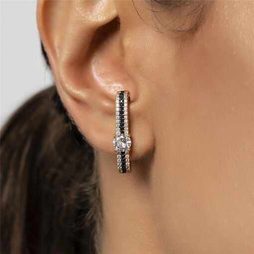 BRINCO EAR HOOK COM ZIRCÔNIAS NEGRAS E BRANCAS BANHADO A OURO