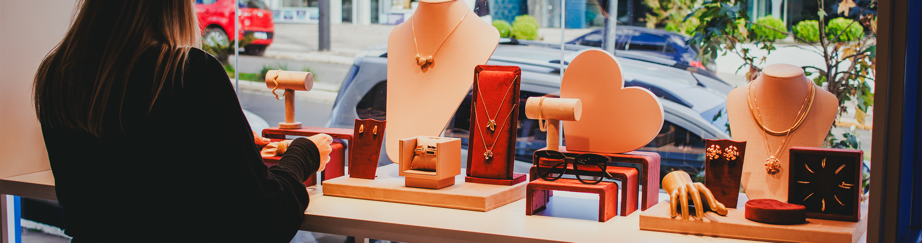 Como criar uma vitrine que conquista corações no Dia dos Namorados