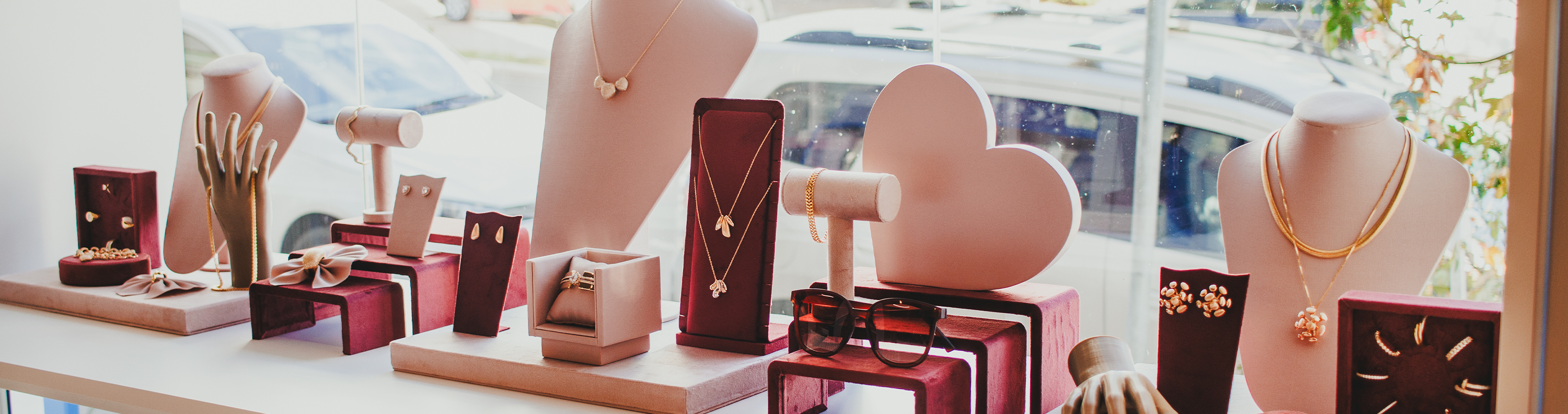 Como criar uma vitrine que conquista corações no Dia dos Namorados