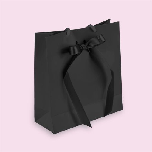 SACOLA PARA JOIAS 16X17CM COM 10 UN PRETA COM FITA