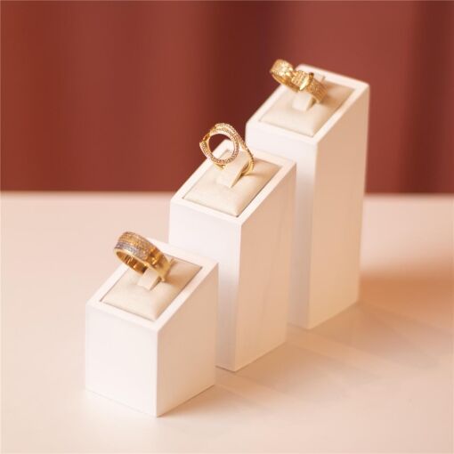 EXPOSITOR ANEL PÉROLA LAQUEADO + FACTO OFF WHITE