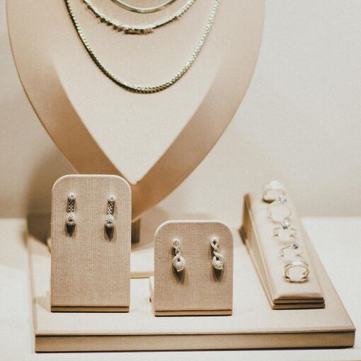 EXPOSITOR BASE QUADRADA ESTHER FENDI