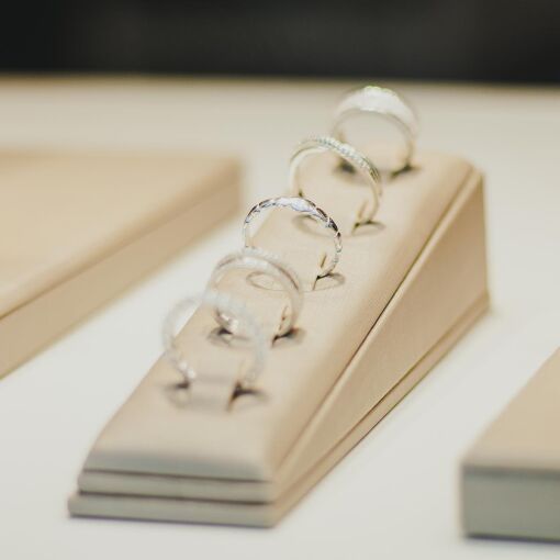 EXPOSITOR PARA 5 ANÉIS ESTHER FENDI