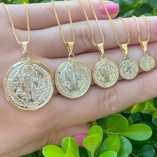 Gargantilha Medalha São Bento Banhado a Ouro 18k.