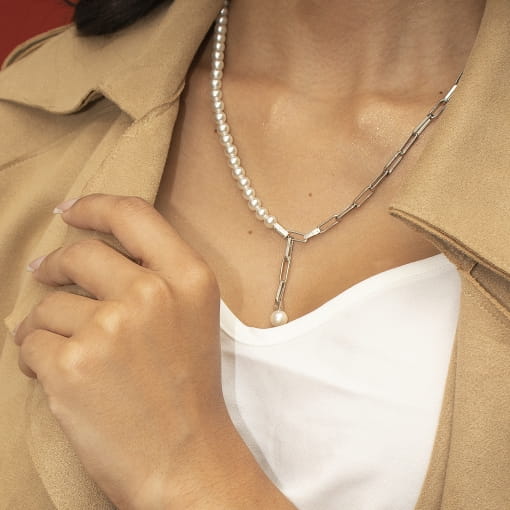 COLAR MEIO A MEIO COM CORRENTES E PÉROLAS - BLACK THEA