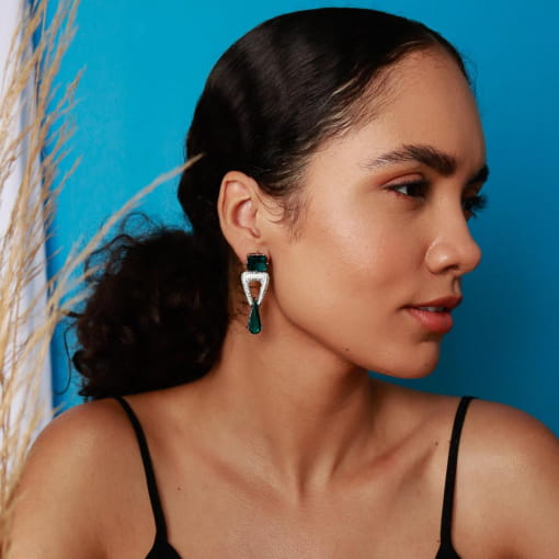 BRINCO MODERNO VAZADO - BLACK THEA