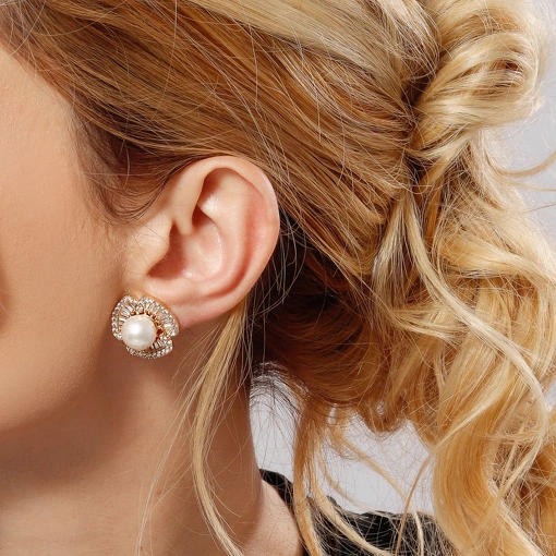 BRINCO DELICADO FLOR COM PÉROLA - COLEÇÃO SHINE