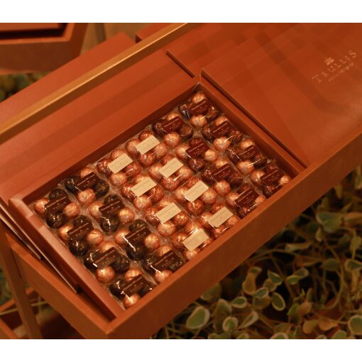 Caixa cinta contendo 24 saquinhos de chocolate 960g