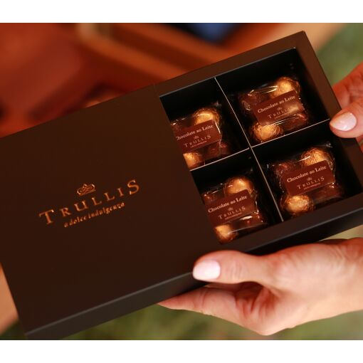  Caixa cinta contendo 4 saquinhos de chocolate ao leite 160g