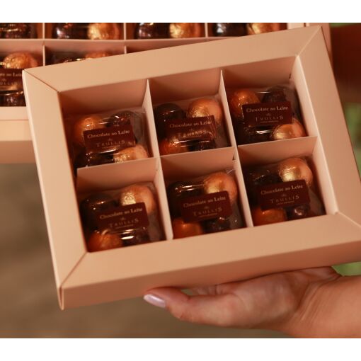 Caixa cinta contendo 6 saquinhos de chocolate ao leite  240g