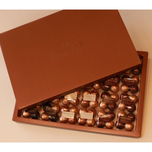 Caixa cinta contendo 24 saquinhos de chocolate 960g