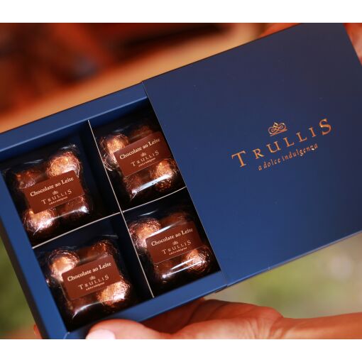 Caixa cinta contendo 4 saquinhos de chocolate ao leite 160g