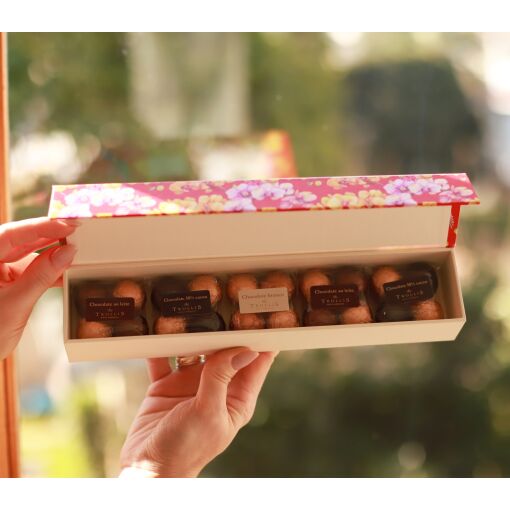 Caixa de cartonagem floral contendo 05 chocolates 40g