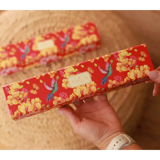 Caixa de cartonagem floral contendo 05 chocolates 40g