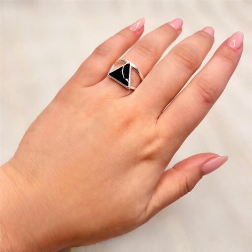 ANEL TRIANGULO RESINADO PRETO PRATA 925