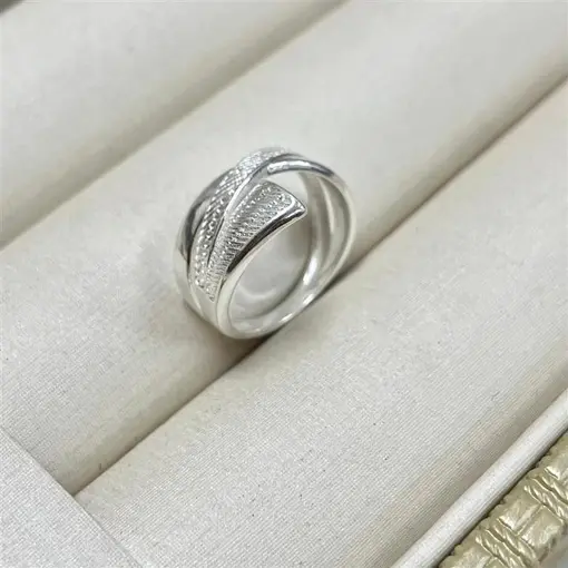 ANEL DIFERENTE C/ DET RISC. FOLHEADO A PRATA