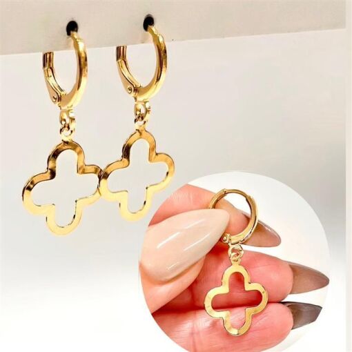 BR TRANQ TREVO VAZADO LISO FOLHEADO A OURO 18K