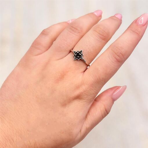 ANEL ESTRELA C/ UMA ZIRCONIA NEGRA NO MEIO PRATA 925