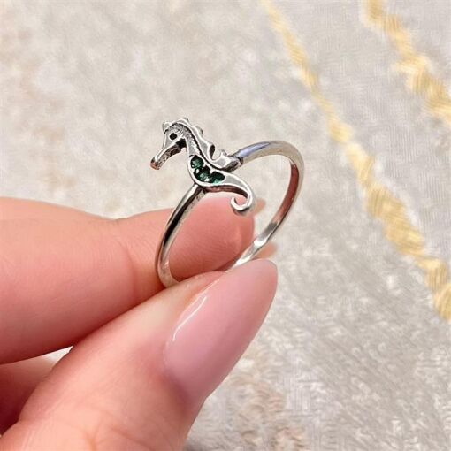 ANEL PEQUENO CAVALO MARINHO C/ ZIRCONIAS VERDES PRATA 925