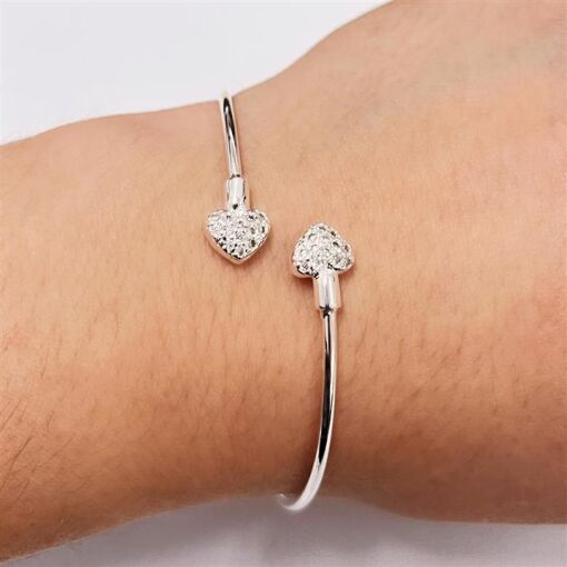 BRACELETE CORAÇÕES CRAVEJADOS  FOLHEADO A PRATA