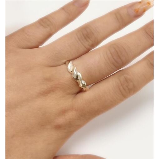 ANEL DETALHE ONDA  FOLHEADO A OURO 18K