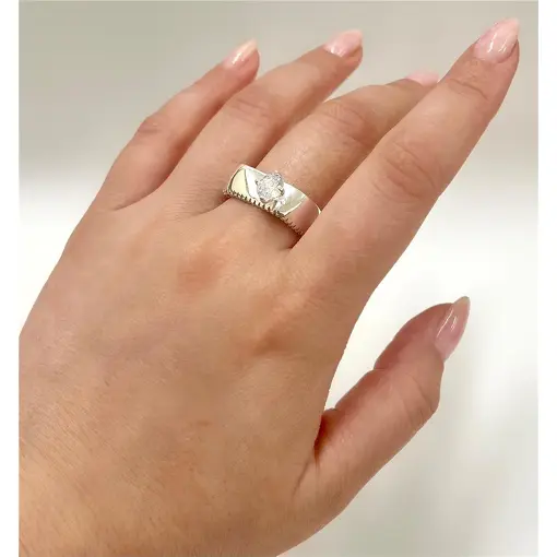 ANEL LARGO QUAD C/ SOLITARIO FOLHEADO A PRATA