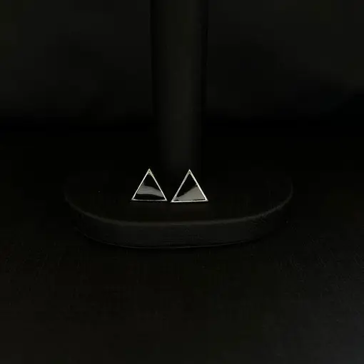 BRINCO TRIANGULO RESINADO PRETO PRATA 925