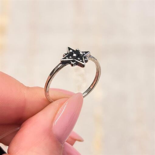 ANEL ESTRELA C/ UMA ZIRCONIA NEGRA NO MEIO PRATA 925