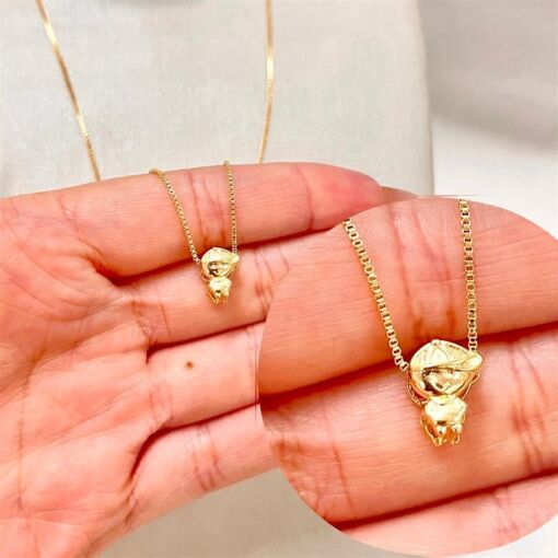 GARG MENININHO DE BONÉ FOLHEADO A OURO 18K