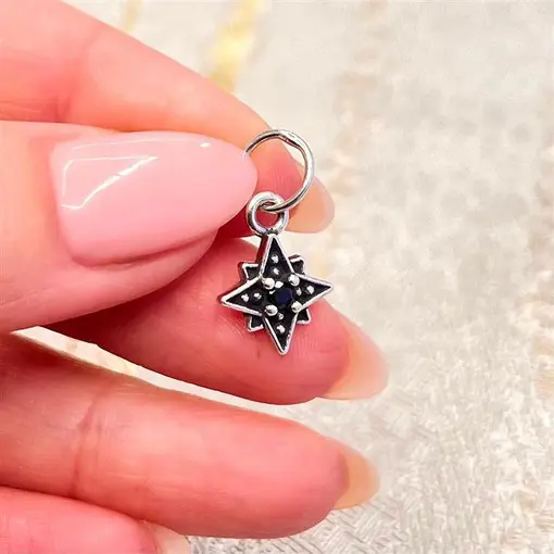 PINGENTE ESTRELA C/ UMA ZIRCONIA NEGRA NO MEIO PRATA 925