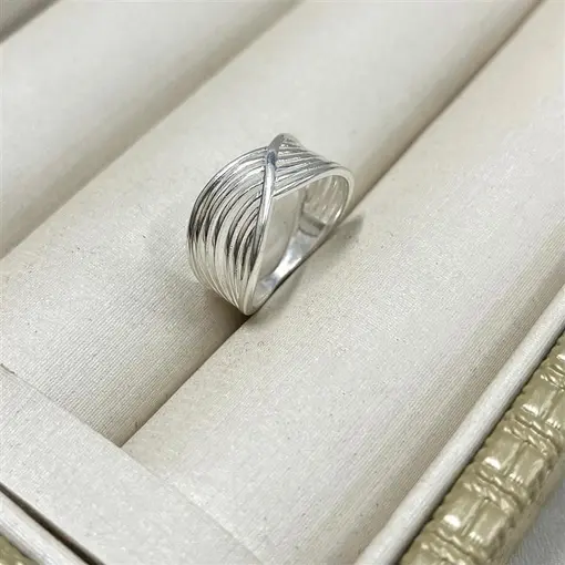 ANEL LARGO C/ LISTRAS ONDULADAS  FOLHEADO A PRATA