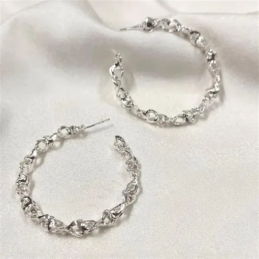 BR ARGOLA 4,5CM CORAÇÕES TORCIDOS FOLHEADO A PRATA