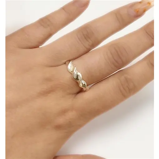 ANEL DETALHE ONDA  FOLHEADO A OURO 18K