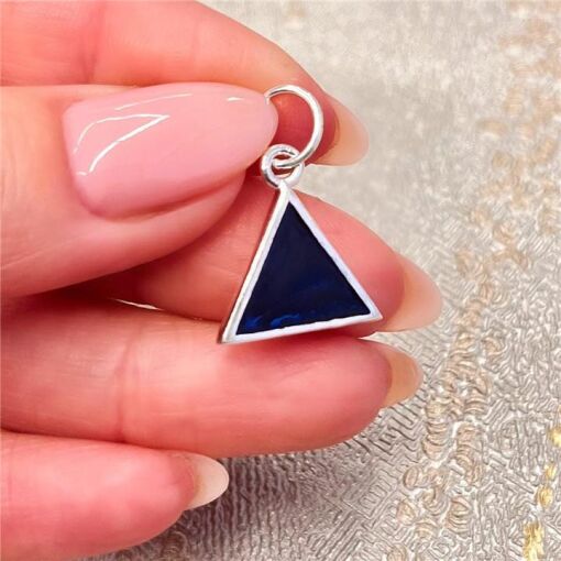 PINGENTE TRIANGULO RESINADO PRETO PRATA 925