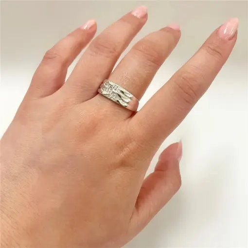 ANEL LARGO CENTRO CRAVEJADO  FOLHEADO A PRATA