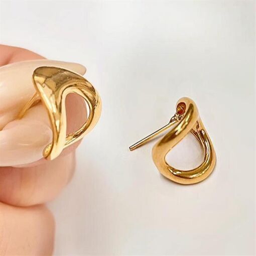 BRINCO ORGÂNICO CURVADO FOLHEADO A OURO 18K