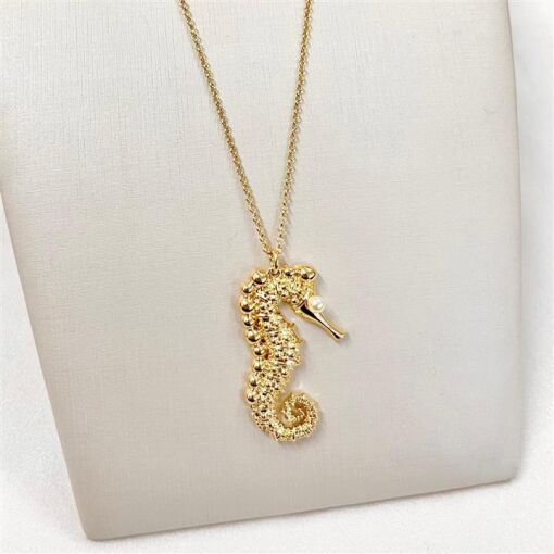 COLAR LONGO CAVALO MARINHO C/ PÉROLAS FOLHEADO A OURO 18K