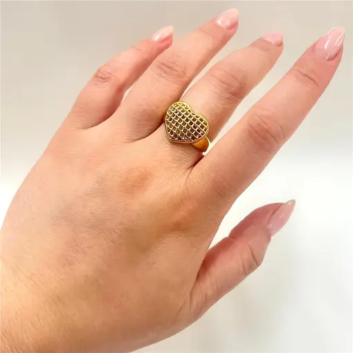 ANEL CORAÇÃO LARGO CRAVEJADO  FOLHEADO A OURO 18K