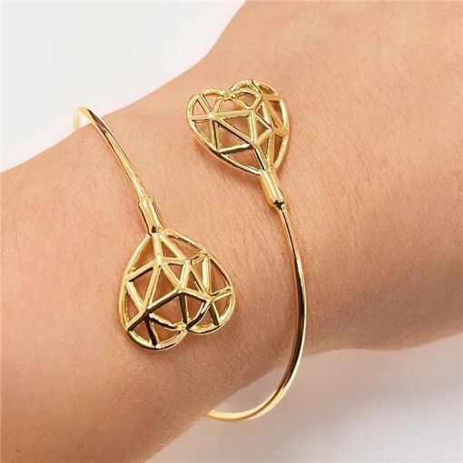 BRACELETE CORAÇÕES GEOMETRICOS  FOLHEADO A OURO 18K