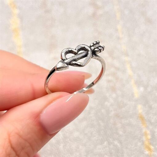ANEL LISO CORAÇÃO C/ FLECHA PRATA 925