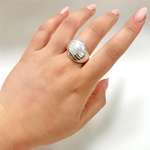 ANEL LARGO ABAULADO C/ LISTRAS FOLHEADO A PRATA