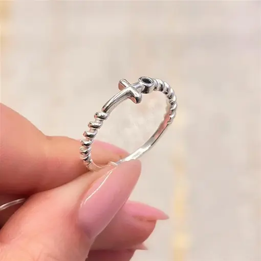 ANEL TORCIDO C/ ZIRCONIA NEGRA E CRUZ LISA PRATA 925