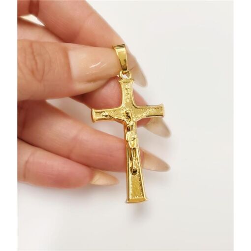 PING CRUZ C/ PONTAS LARGAS E CRISTO  FOLHEADO A OURO 18K