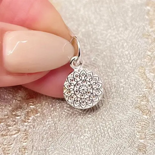 PINGENTE REDONDO COM DETALHE DE FLOR PRATA 925