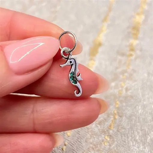 PINGENTE PEQUENO CAVALO MARINHO C/ ZIRCONIAS VERDES PRATA 925