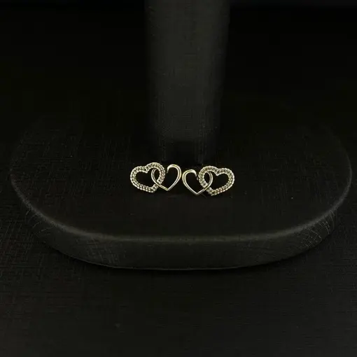 BRINCO C/ 1 CORAÇÃO LISO, OUTRO C/ DETALHES PRATA 925