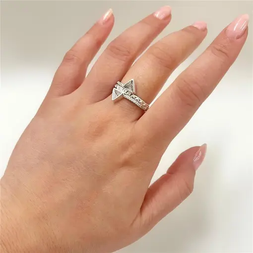 ANEL C/ TRIANGULOS PEDRA  FOLHEADO A PRATA